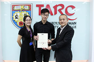 Jonathan Phang Kah Wai (centre) posing proudly with  the certificate of his win in the presence of Datuk Dr Tan Chik Heok (rightmost), President of TAR UC and Dr Tang Pei Ling (leftmost), Senior Lecturer, Department of BioScience and Sport Science, Faculty of Applied Sciences and Computing of TAR UC.