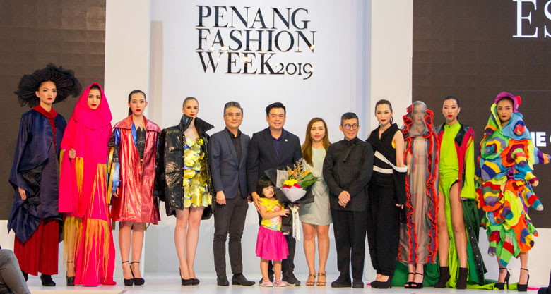 (Middle, from left): Mr. Leong Hoy Yoke, Managing Director of The One Academy Penang; Mr. Tan Chin Wee, Group Executive Director of ESMOD KL & The One Academy; Ms. Jasmine Tai, Head of Marketing Communications at Gurney Paragon Mall; and Mr. Eric Choong, Fashion Designer & Fashion Leader at ESMOD KL