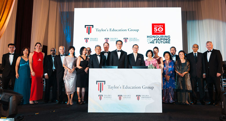 From left to right: Dato’ Loy Teik Ngan, Group CEO of Taylor’s Education Groupand Yang Berhormat Tuan Lim Guan Eng, the Minister of Finance posed with the Senior Management of Taylor’s Education Group.