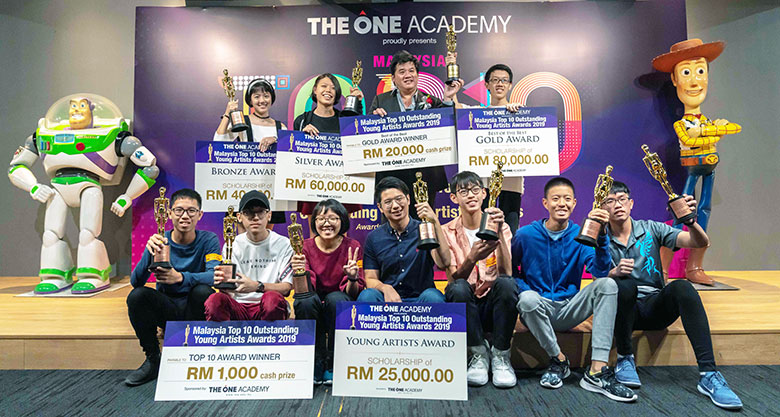 The Malaysia Top 10 Outstanding Young Artists Awards winners with The One Academy’s Founder & Principal, Tatsun Hoi.