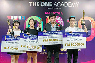 The Top 3 Grand Winners (from right) Chee Hoe Yin (Gold), Tatsun Hoi, Principal of The One Academy, Ng Yan Lei (Silver) and Lim Hui Xin (Bronze).