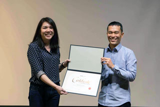 Hoh receiving a token of appreciation from Cheang Lin Yew, Head of Digital Media Design at The One Academy.
