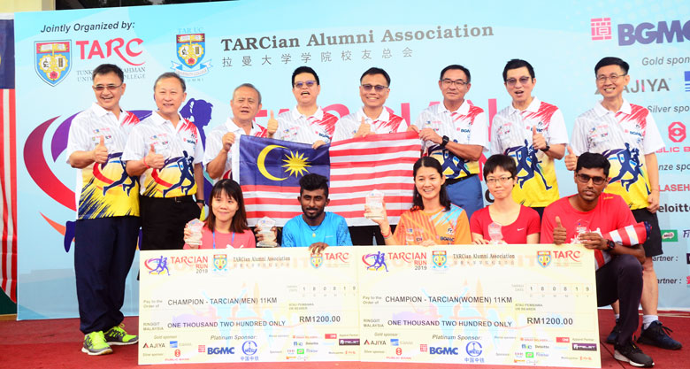 Sivaneshwaran (squatting second from left) and Hui Thin (squatting in the centre) together with the other winners of the 11km category posing for a group photograph with the distinguished guests (standing from left to right): Dr Chook Ka Joo, Vice President of TAR UC, Tan Sri Dato' Sri Barry Goh, Datuk Dr Tan Chik Heok, Past President of TAR UC, Dato' Yap Kuak Fong, Prof Ir Dr Lee Sze Wei, Mr Lim Kok Eng, Dato' Chan Wah Kiang, Deputy President of TAA and Mr Teo Kah Chin, Vice President of TAA.