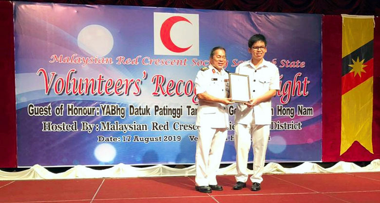 Former VAD 57 Commandant Philip Ting Kin Tien receiving the 2019 Best VAD Unit Commandant Award.
