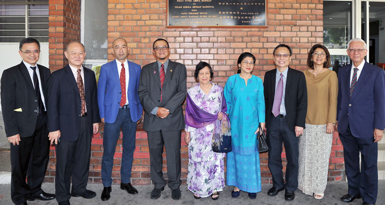 Datuk Seri Yew Teong Look (second from left), together with Prof Ir Dr Lee Sze Wei (third from right), Assoc Prof Dr Chook Ka Joo (leftmost) and Tan Sri Dato’ Dr Sak Cheng Lum (rightmost) in a group photograph with the distinguished visitors namely YM Sharifah Nur Aza (fifth from right), YM Tunku Muinuddin Putra (fourth from left), YM Tunku Rozani Putra (second from right), YM Tunku Munawirah Putra (fourth from right) and Encik Rizal Adam Hon (third from left) in front of the plaque depicting the launch of Phase 1 Building Project which was officiated by YTM Tunku Abdul Rahman on 24 February 1979.