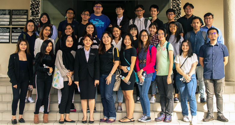 Eleanor (4th left, front row) with the students and lecturer at Miri High Court Complex.