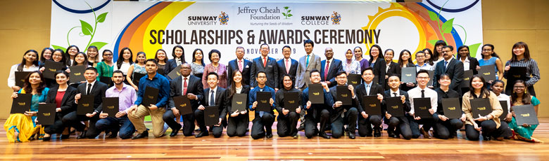 YB Lim Guan Eng, Tan Sri Dr Jeffrey Cheah and JCF Board of Trustees with scholarship recipients