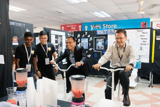 Prof Ir Dr Lee Sze Wei (second from right) and Assoc Prof Dr Chook Ka Joo (rightmost), Vice President of TAR UC trying the Bicycle Blender at the exhibition of the campaign.