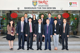 Senior officials of TAR UC and GXNUN taking a group photograph during GXNUN’s visit to TAR UC’s Kuala Lumpur Main Campus. (Front row, from left): Assoc Prof Dr Loke, Qin Lin, Li Debiao, Prof Ir Dr Lee, Wei Youhuan, Assoc Prof Say, and Zhu Jiarong. (Back row, from left): Deng Xianyi, Ng Chiah Yee, Mr Tan Yiqiu, and academic staff of TAR UC.