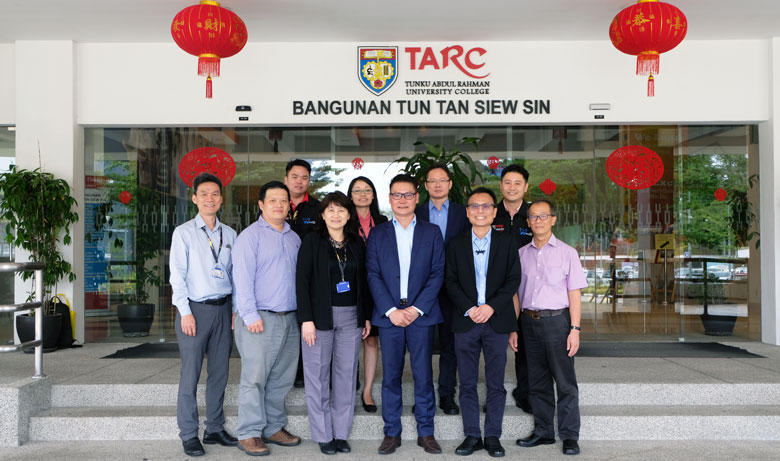(From left to right, front row): Assoc Prof Dr Lee Wah Pheng, Mr Eng Chew Hian, Assoc Prof Dr Ng Swee Chin, Mr Lim Chee Siong, Prof Ir Dr Lee Sze Wei and Professor Dr Lim Tong Ming together with TAR UC academic staff taking a group photo.