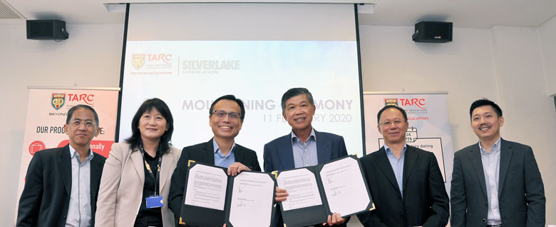 Prof Ir Dr Lee Sze Wei (third from left) and Mr Goh Peng Ooi (third from right), holding up the signed MoUs while Assoc Prof Dr Ng Swee Chin (second from left), Vice President of TAR UC, Mr Lim Thung Wooi (extreme left), Advisor of Silverlake, Mr Joseph Yeong (second from right), Chief Executive Officer of SLC and Mr Chee Hin Kooi (extreme right), Managing Director of SSTR look on.