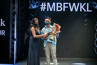 Fashion Future’s Champion Liew Hung Yi receiving his award