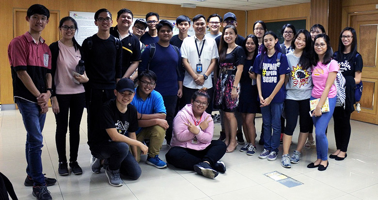 United Daily Executive Chief Editor Chai Choi Chin (centre) and Ngu (to his left) with the Curtin Malaysia students.