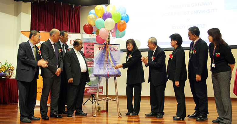 Datuk Dr Mary Yap (fifth from right) officially launching the collaboration between TAR UC and CIM as Datuk Dr Tan Chik Heok (fourth from right), Tan Sri Dato’ Prof Dr James Alfred (fourth from left), Mr Ian Marshall (second from left) and senior officials from TAR UC and CIM look on.