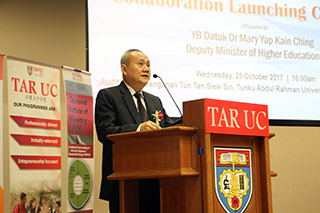 Datuk Dr Tan Chik Heok presenting his welcoming speech.