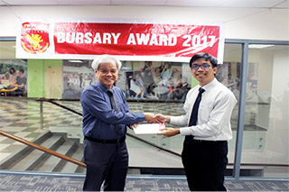 Professor Dr Mak Chai presenting the award to higest scorer Tan Aik Sing, Bachelor of Electrical & Electronic Engineering.