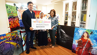 Creative Programme Director of Da Vinci Arts & Crafts Creative Development Centre Jimmy Tan (left) handing over the proceeds to Trustee of OrphanCare Foundation Puan Noraini Hashim (right).