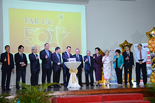 Dato’ Sri Liow Tiong Lai (sixth, from left) launches the countdown to TAR UC’s 50th anniversary as Datuk Dr Tan Chik Heok (seventh, from left) looks on. Accompanying them on stage are (from left) Mr Adrian Yeo Eng Hui, Dato’ Ir Dr Gue See Sew, Tan Sri Dato’ Lau Yin Pin, Tan Sri Dato’ Seri Kong Cho Ha, Senator Datuk Seri Dr Hou Kok Chung, (from right) Mr Khaw Chay Tee, Dato’ Yap Kuak Fong, Ms Dorothy Lew, Datin Paduka Tan Siok Choo, Tan Sri Dr Ng Lay Swee and Dato’ Kum Boo