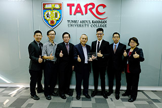 (From left to right): Mr Chuah Chin Leong, Associate Dean (Professional Accountancy, FAFB, Mr Koh Kim Siang, Deputy Dean, FAFB, Mr Chong Geok Chuang, Principal Lecturer and Mentor, Datuk Dr Tan Chik Heok, Lee Peng Qing, Mr Michael Yeo Thiam Swee, Principal Lecturer cum Mentor and Ms Wong Hwa Kiong, Dean of FAFB giving a thumbs up for the achievement.