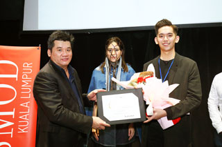 Tan Win Shean receiving the Golden Needle Award 2018, pictured with Mr. Tatsun Hoi, Principal of The One Academy.