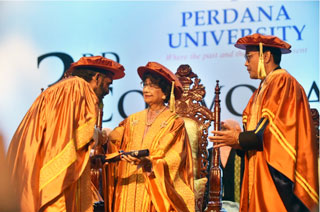 Tun Dr. Siti Hasmah receiving the Honorary Doctor of Philosophy Degree for Women and Community Development from Tan Sri Datuk Dr. Mohan Swami, Pro-Chancellor of Perdana University, while Prof. Dr. Zabidi Hussin, Vice Chancellor of Perdana University, looked on. (Picture credit: Jabatan Penerangan Malaysia)