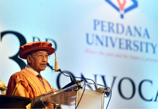 Tun Dr. Mahathir giving his acceptance speech at Perdana University’s 3rd Convocation (Picture credit: Jabatan Penerangan Malaysia)