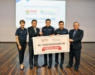 Assoc Prof Dr Chook Ka Joo (second from left), Vice President of TAR UC accepting the mock cheque from Kuan Mun Leong (third from right), Managing Director of Hartalega Holdings Bhd for the establishment of the TARC-Yayasan Hartalega Student Loan. Accompanying them are Kuan Vin Seung (second from right), Director of Human Resources, Hartalega Holdings Bhd, Assoc Prof Dr Oo Pou San (right most), Vice President of TAR UC, and Melissa Majid (left most), Manager, CSR, Yayasan Hartalega, Hartalega Holdings Bhd.